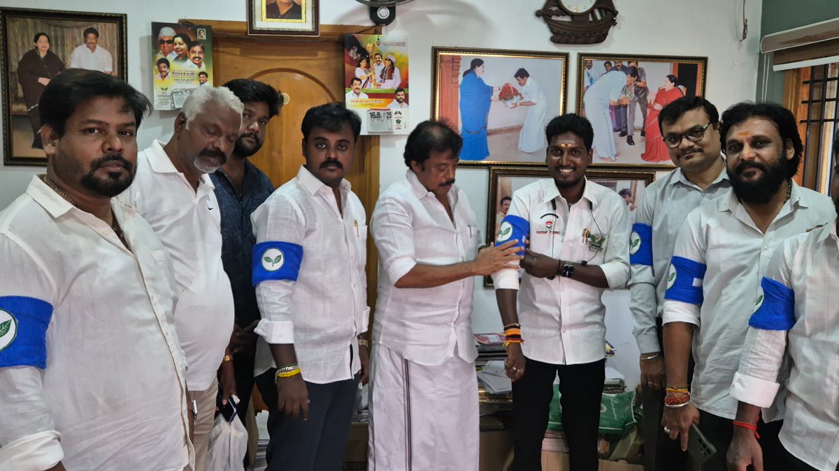 premsaranya2908's tweet photo. இயக்கம் என்பது ஒரு நாள் நிகழ்வல்ல; அது ஒரு தொடர் புரட்சி!
#TeamBlueBand🌱 Movement Update- #Week2
மாண்புமிகு கழகப் பொதுச்செயலாளர் புரட்சித் தமிழர் Edappadi K. Palaniswami அவர்களின் அறிவுறுத்தலின்படி,
5.50 லட்சம் அரசு வேலைவாய்ப்புகள், முதலீடுகள் மூலம் வேலைவாய்ப்புகள் உருவாக்கப்படும் என பொய் வாக்குறுதி அளித்து இளைஞர்களை ஏமாற்றிய ஸ்டாலின் மாடல் திமுக அரசைக் கண்டித்தும்,
இளைஞர்களுடன் எப்போதும் All India Anna Dravida Munnetra Kazhagam (AIADMK) துணை நிற்கும்; 2026ல் அமையவுள்ள அஇஅதிமுக அரசு இளைஞர்கள் வேலைவாய்ப்பை உறுதிபடுத்தும் என்பதை உணர்த்தும்,
ஒவ்வொரு திங்கட்கிழமையும் Blue Band அணியும் #TeamBlueBand🌱 Movement இன்று AIADMK's IT Wing நிர்வாகிகளால் இன்று முன்னெடுக்கப்பட்டது.
ஏறத்தாழ 200 ஆண்டுகள் பழமை வாய்ந்த, ஆங்கிலேயர் காலம் தொட்டு இளைஞர்களின் எதிர்காலத்திற்கு ஒளிவிளக்காக விளங்கும் மதுரை மில்லர் நூலகத்தில் #AIADMKITWing நண்பர்களுக்கும், இளைஞர்களுக்கும் #BlueBand அணிவித்தோம்.
தென்சென்னை தெற்கு மேற்கு மாவட்ட தகவல் தொழில்நுட்ப பிரிவு மாவட்ட செயலாளர் எங்களின் அண்ணன் மு.#வைகுண்டராஜன் அவர்கள் #ஏற்பாட்டில்
என்றும் மக்கள் பணியில் இளைஞர்களின் எழுச்சி நாயகன் சைதை மேற்கு பகுதி கழக செயலாளர் எங்களின் சைதையார் பாசத்துக்குரிய அண்ணன் #சைதை #எம்.#சுகுமார்_BA_LLB அவர்கள் #முன்னிலையில்
என்றும் அம்மாவின் வழியில் தென்சென்னை தெற்கு மேற்கு மாவட்ட கழக செயலாளர்
எங்களின் ஆசான் மதிப்புக்குரிய அண்ணன்
#விருகை #VN #ரவி #BA #EX #MLA அவர்கள் #தலைமையில் #தொடங்கப்பட்டது...
#AIADMKITWINGOFL
#EPS4YouthDevelopment
#EPSfor2026