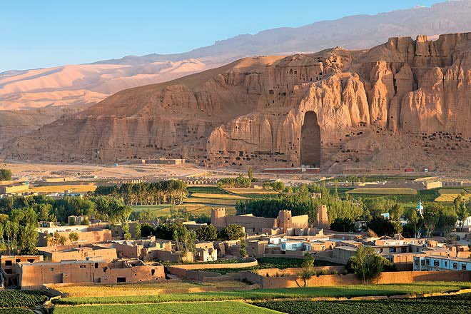 AfghanEssence's tweet photo. مجسمه‌های اصلی بودا در بامیان، توسط جهانگرد چینی «هوان‌تسانگ» در سال ۶۴۳ میلادی این‌گونه توصیف شده‌اند: «دارای رنگی طلاییِ خیره‌کننده و آراسته با جواهرات درخشان بودند.» این مجسمه‌ها در «زیباترین درهٔ جهان» در مرکز افغانستان قرار داشتند. 
۱/۳ https://t.co/0VVPQmOgZJ