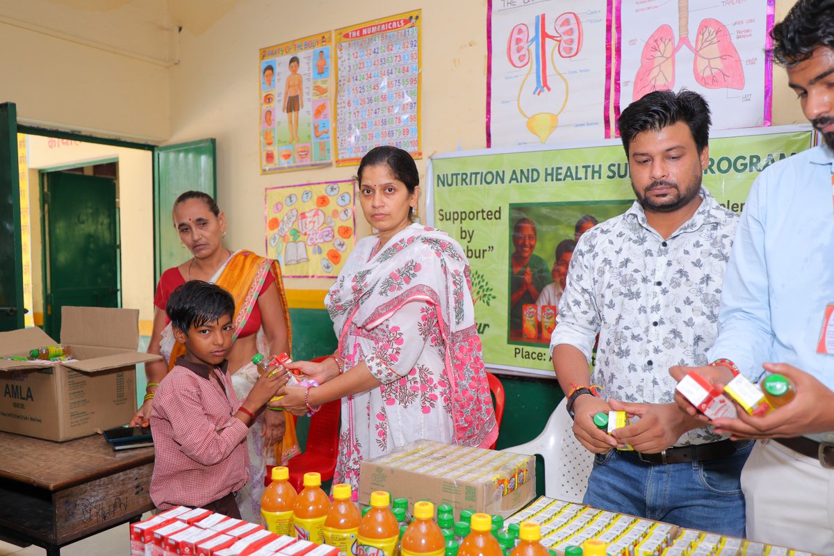 We_BlessingF's tweet image. स्वस्थ बचपन 🌿 उज्जवल भविष्य ✨

#DaburIndia और #BlessingFoundation ने आगरा स्कूलों में शुरू किया
“पोषण एवं स्वास्थ्य सहयोग कार्यक्रम”
🟢 न्यूट्रिशन सपोर्ट
🟢 हेल्थ एसेंशियल्स
@DaburIndia 

#ChildHealth #CSR #PushtikShaala