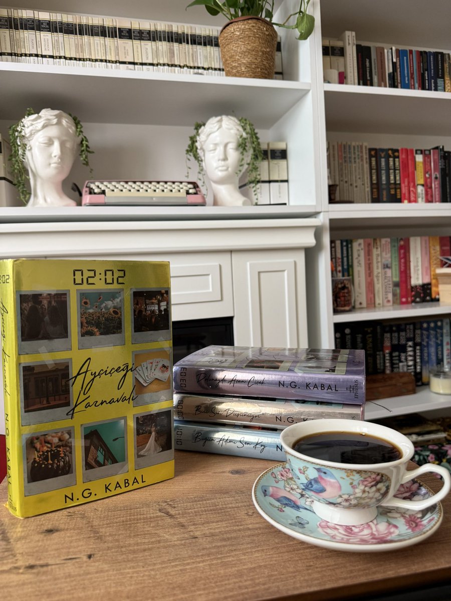 oblomovkadin's tweet photo. Günaydın ☕️🌿📚
Yeni serüvenim;
02:02
#AyçiçeğiKarnavalı
#NGKabal
#Ağustos9
#Öznurunkitaplığı
#kitapseverlertakiplesiyor https://t.co/nLEHIU1AdM