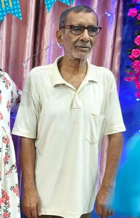 নাম - কমলেশ মজুমদার 
ঠিকানা - মিলন চক্র ক্লাব বিবেকানন্দ পার্ক, গড়িয়া
কাল ভোর ৫:৩০ থেকে নিখোঁজ 
ফোন - 9007792559/9831483203
Age-79 yrs
যখন বেরিয়েছেন পরনে নস্যি রঙের প্যান্ট, সাদা ও আকাশি রঙের জামা ছিল , চোখে চশমা ও পেসমেকার বসানো। ওপরে ফোন নম্বর দেওয়া আছে, যদি কেউ সন্ধান পান