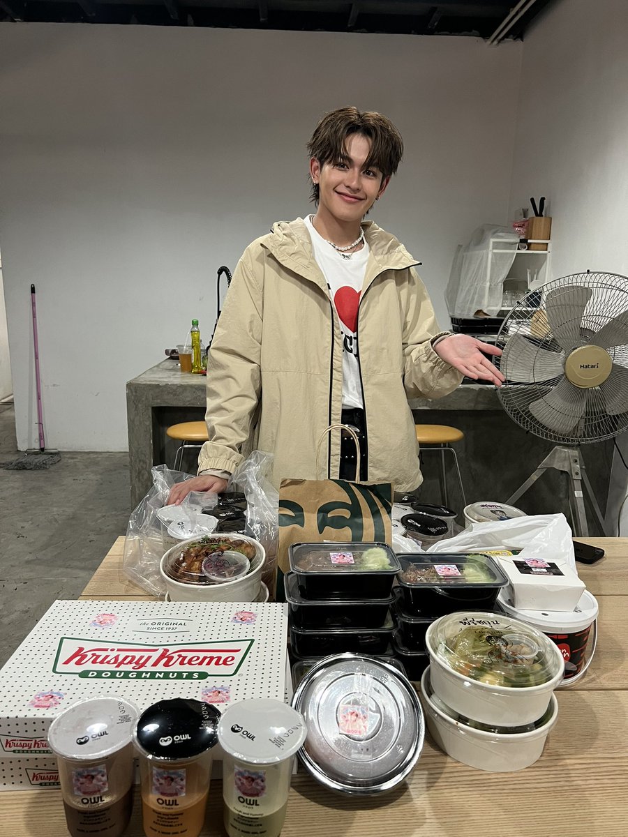 shogunprmfc's tweet photo. Food supports for  @shoguunn 🤍 🌻

มื้อเที่ยงแสนอร่อยมาแล้วเสิร์ฟให้น้องโชกุนแล้วค้าบ ได้เติมพลังในวันนี้สู้ๆสำหรับการทำงานในวันนี้นะครับ  🥺💖

Thanks you  @JiraPraw,  @firstsy19, และ @baibaiferrn 🙏🏻😊

#shoguunn #shoshine https://t.co/dOCLi1NRqL