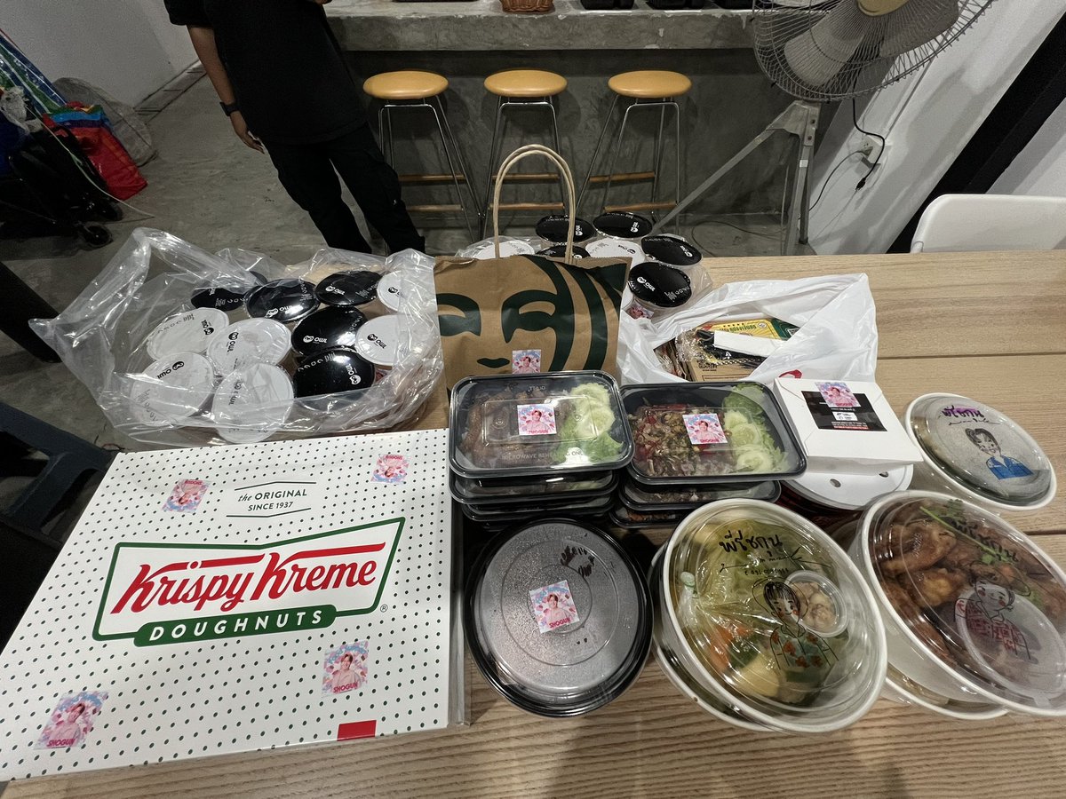 shogunprmfc's tweet photo. Food supports for  @shoguunn 🤍 🌻

มื้อเที่ยงแสนอร่อยมาแล้วเสิร์ฟให้น้องโชกุนแล้วค้าบ ได้เติมพลังในวันนี้สู้ๆสำหรับการทำงานในวันนี้นะครับ  🥺💖

Thanks you  @JiraPraw,  @firstsy19, และ @baibaiferrn 🙏🏻😊

#shoguunn #shoshine https://t.co/dOCLi1NRqL