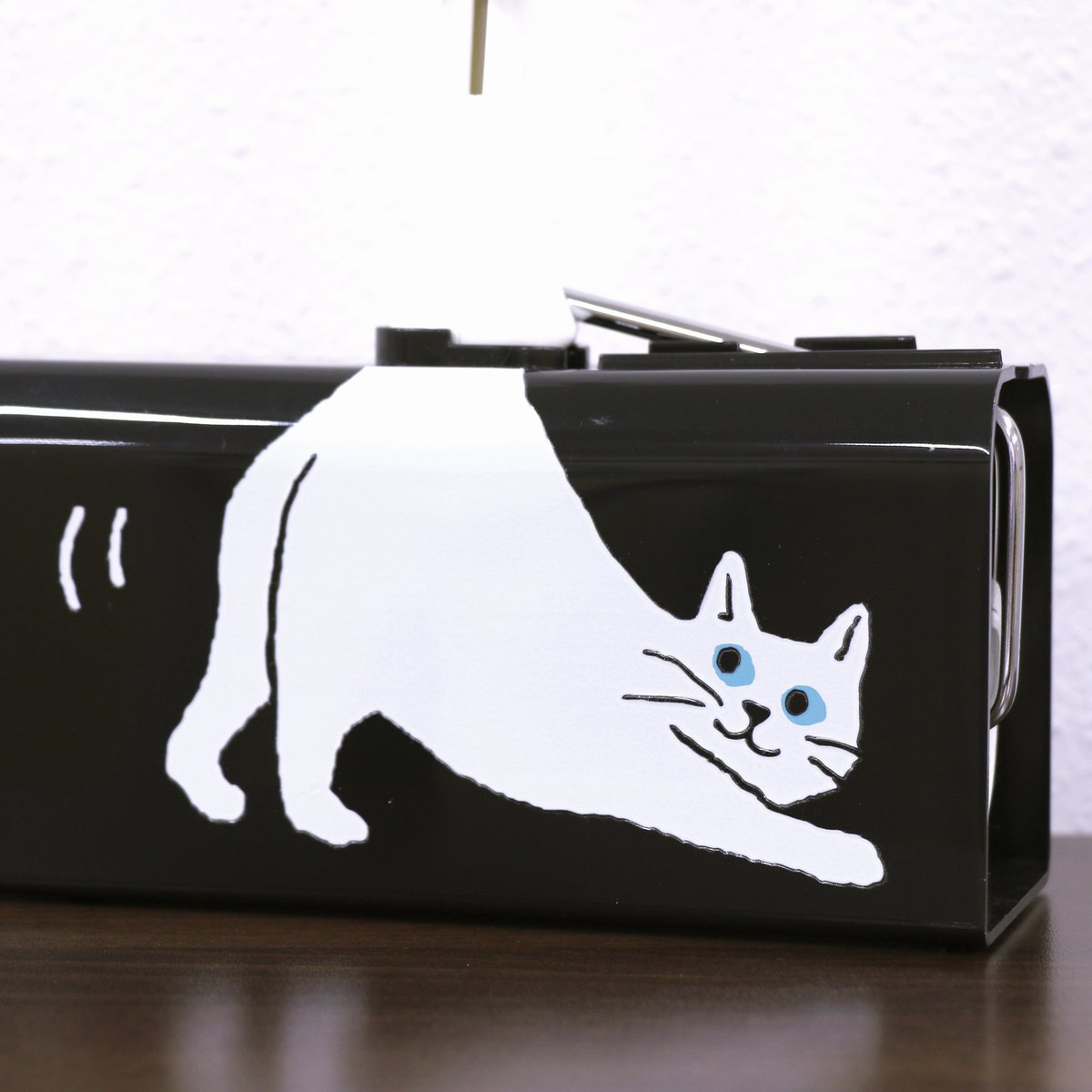 rakumeku's tweet photo. 🐾✨猫柄ラクメク新登場✨🐾 

ラクメク粘着クリーナーから
キュートな【猫柄ラクメク】が新登場‼️
白猫・黒猫の2種類をご用意しています🐱

しっぽをフリフリしている猫ちゃんが
とっても可愛い😻
猫好きには必見のグッズです…！！

▼販売詳細はツリーへ▼ https://t.co/glu4hUk3Pp