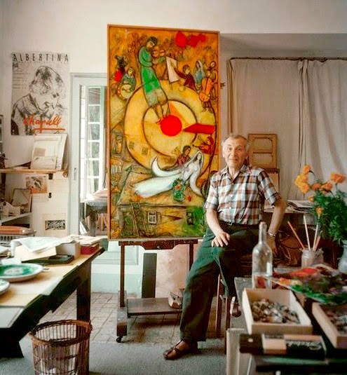 MAEGHTYoyo's tweet photo. Marc Chagall dans son atelier sur la Côte d'Azur en 1955.
.
Derrière lui, la toile monumentale "Libération" peinte en 1937, retravaillée depuis 1952.
.
#chagall #marcchagall #peinture #triptyque #russe #saintpauldevence #liberation #art #Modernart https://t.co/gk8F7gl9ex