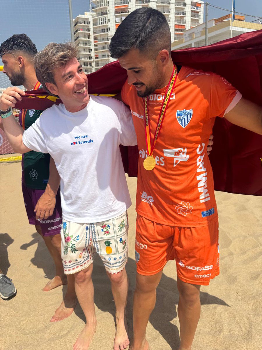 Deportes Región de Murcia (@deportesmurcia) on Twitter photo ⚽️🏖️ 5 jugadores de la Región de Murcia, campeones de Primera División de <a href="/FutbolPlayaRFEF/">Fútbol Playa RFEF</a> con el Enpie Málaga
🥇 <a href="/ChikyArdil/">Chiky Ardil</a>, <a href="/davidardil5/">{David. A}</a>, Roberto Galindo, Adrián Martínez y <a href="/jose_oliver_10/">Jose Oliver</a>
🥈 Además, Pedro García, subcampeón con Fútbol Playa Huelva
👏🏻 ¡Enhorabuena! ⚽️🏖️ 5 jugadores de la Región de Murcia, campeones de Primera División de <a href="/FutbolPlayaRFEF/">Fútbol Playa RFEF</a> con el Enpie Málaga
🥇 <a href="/ChikyArdil/">Chiky Ardil</a>, <a href="/davidardil5/">{David. A}</a>, Roberto Galindo, Adrián Martínez y <a href="/jose_oliver_10/">Jose Oliver</a>
🥈 Además, Pedro García, subcampeón con Fútbol Playa Huelva
👏🏻 ¡Enhorabuena!