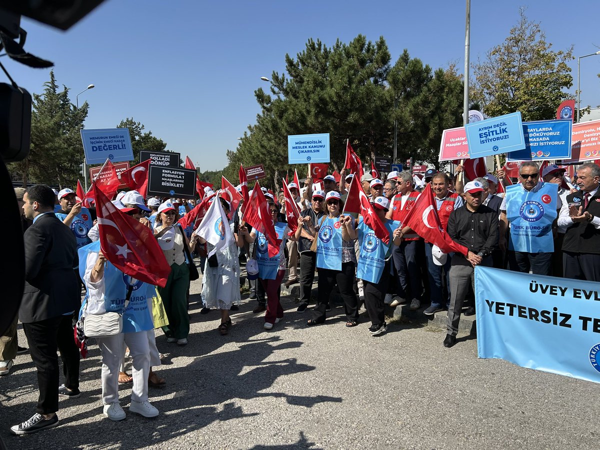 Kamu_Sen's tweet photo. Meydanlar sendikaların er meydanıdır! 

#MemurHakkınıİstiyor https://t.co/nA9RPsK0TA