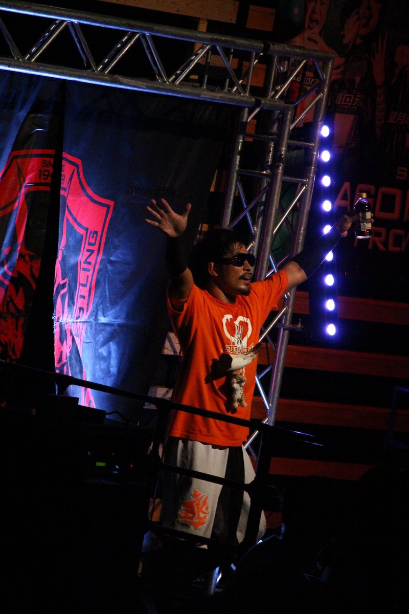 p___mi91's tweet photo. みんなカンタン酢を持って入場していてシュールな光景でした😂
#dragongate https://t.co/qDmxDHB7cu