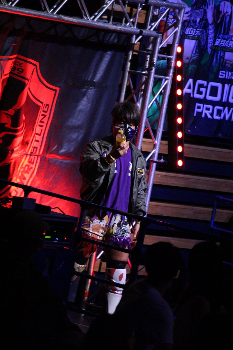 p___mi91's tweet photo. みんなカンタン酢を持って入場していてシュールな光景でした😂
#dragongate https://t.co/qDmxDHB7cu