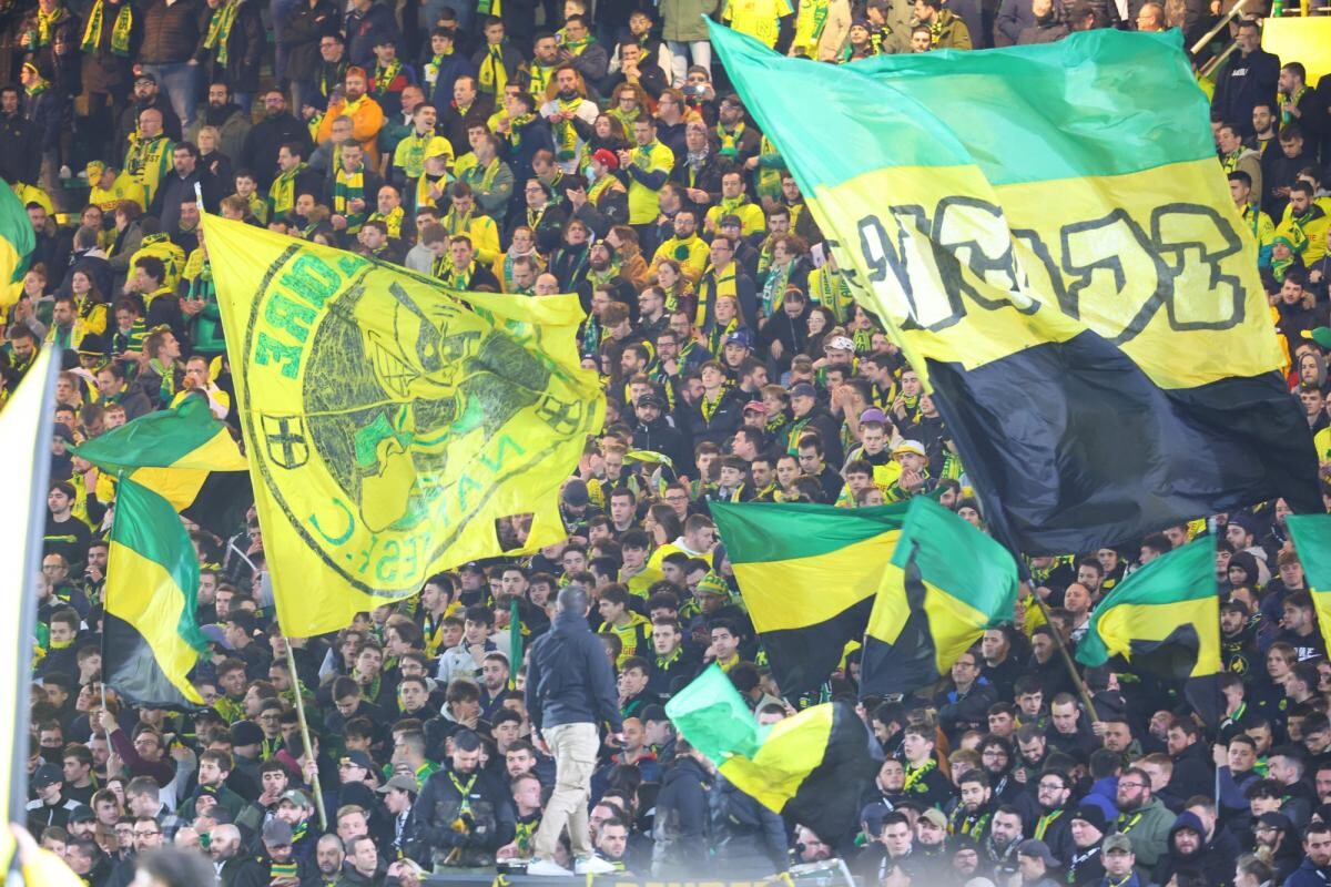 « Magouilles politico-financières, médias soumis, footix décérébrés » : une banderole anti-PSG déployée à Nantes
➡️ l.lequipe.fr/bNj