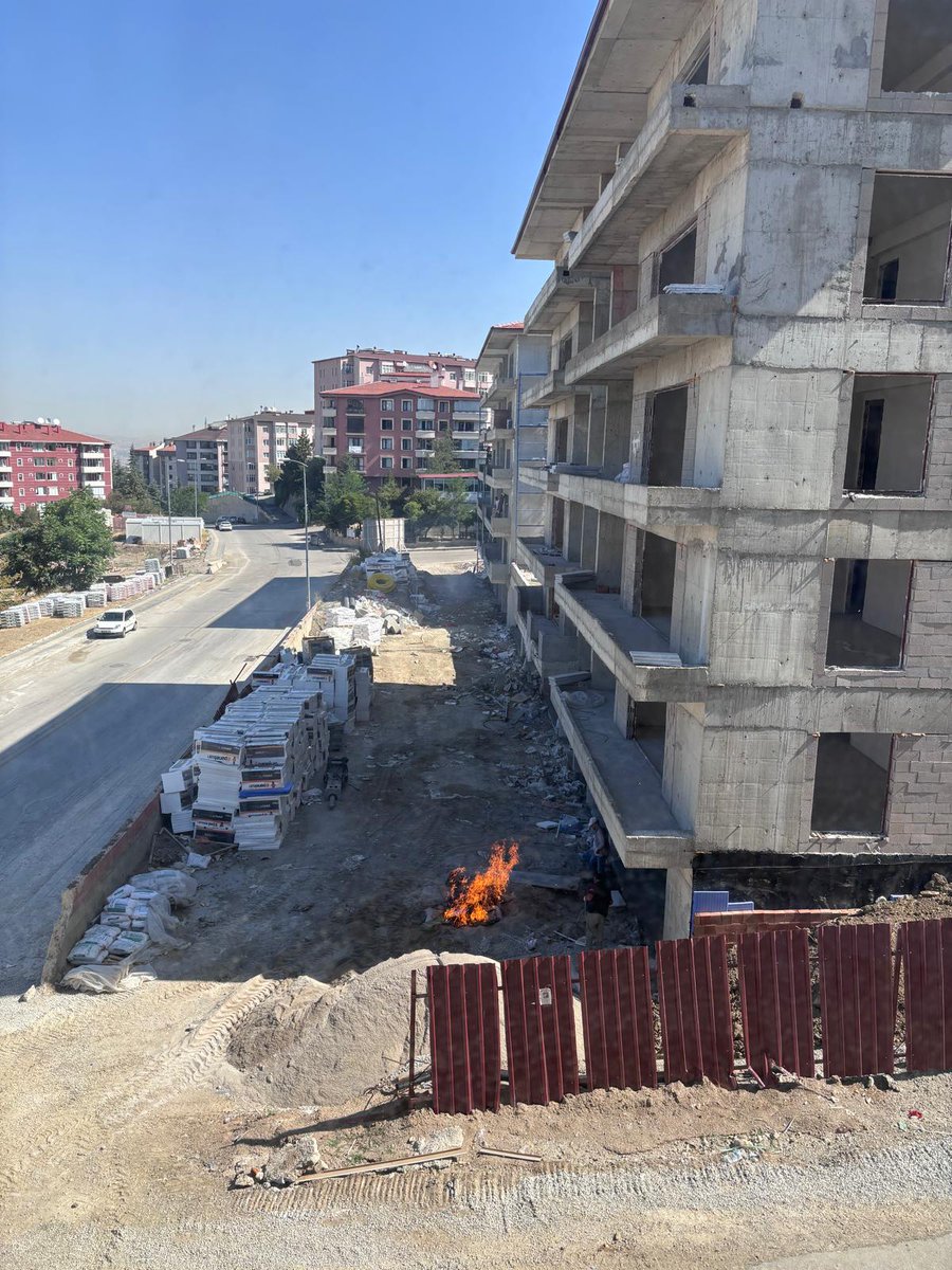 Akpınar mahallesi pazar yeri TOKİ inşaatında sürekli ateş yakılıyor, karşı tarafta yangın çıkarabilecek çalılık alan var. ayrıca plastik yakılıyor, çocuklarımız bu plastik kokusunu soluyor. yaz sıcağında pencere açamıyoruz,  <a href="/cankayailetmer/">Çankaya İletişim Merkezi</a>  <a href="/cankayabelediye/">Çankaya Belediyesi</a> <a href="/TokiKurumsal/">TokiKurumsal</a>