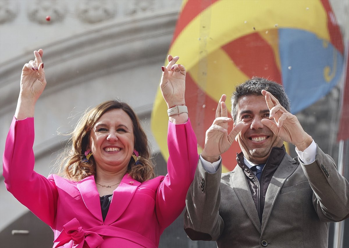 Llegar a València y ver que la basura rebosa en la propia puerta del Ayuntamiento 

¿Cómo no han de estar los barrios sucios? #MariaCoché gestionando como solo el PP sabe hacerlo 😡