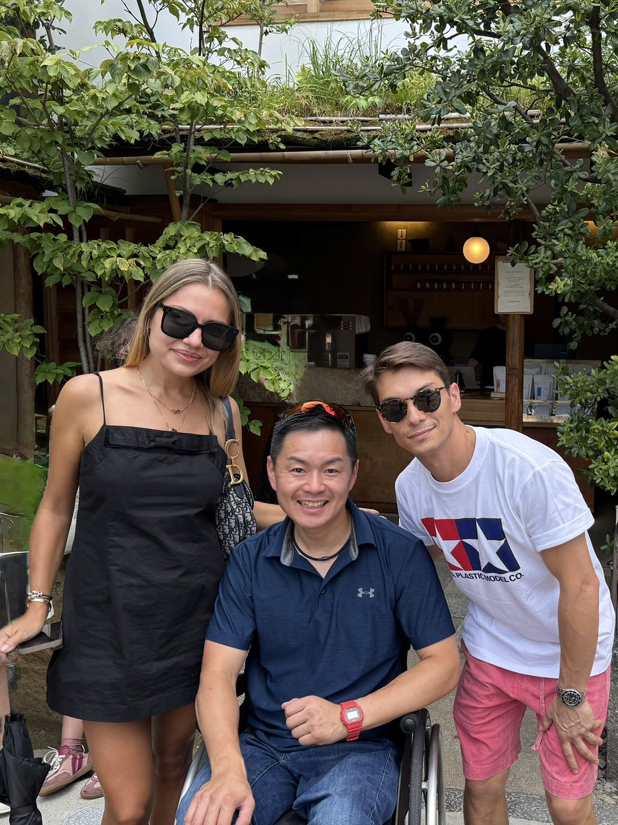短期免許で来日中のバデル騎手と奥様のイヴァさんと京都でお茶をしてきました。

バデルさんの日本での騎乗や、今ベースにしてる香港での競馬、そしてジョッキーだったお父様の頃からの日本とのつながりについてお話を聞きました。

このインタビューは近いうちにウェブで掲載します。