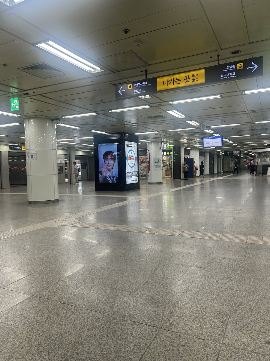 Rika_wonwon's tweet photo. 공지 장소가 잘못된 것 같아서 죄송합니다! 
7호선 3번 출구 계단 근처입니다🙇‍♀️

#서원 #SEOWON #ソウォン #徐源 #BOYS2PLANET #보이즈2플래닛 #보2플 https://t.co/ixmQLcigIO