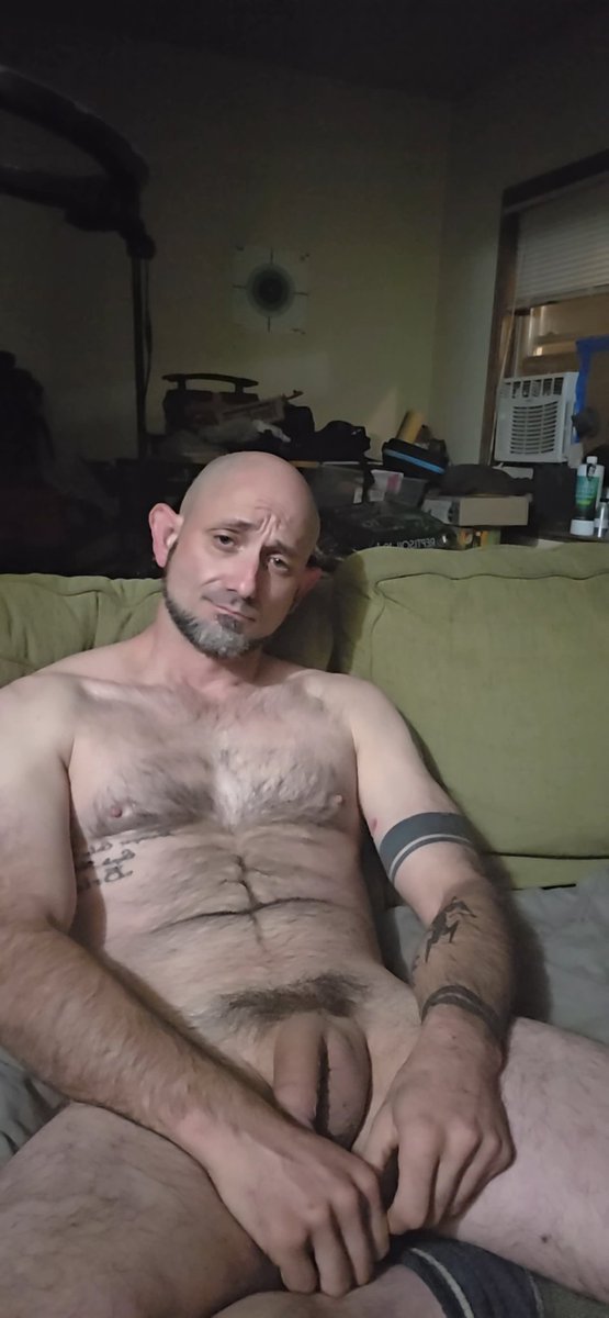 JohnFoxhound's tweet photo. Im bored. Send me some pics and hot my dm up for some chatting https://t.co/xBChaf6GXi