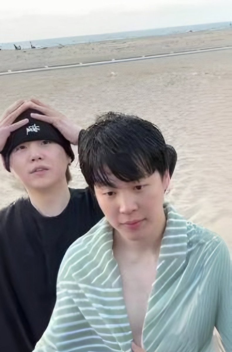 yoonminserenade's tweet photo. Yoonmin at the beach
#yoonminedit https://t.co/AlNoPjnre2