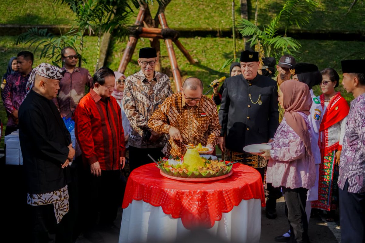 ArthaGrahaPeduli dan Artha Graha Network mengadakan upacara HUT ke-80 RI yang diikuti oleh 65 unit usaha, diadakan di 80 titik upacara dengan total hampir 20.000 peserta di 33 provinsi di seluruh Indonesia #AGPeduli #ArthaGrahaPeduli #HUTRI80