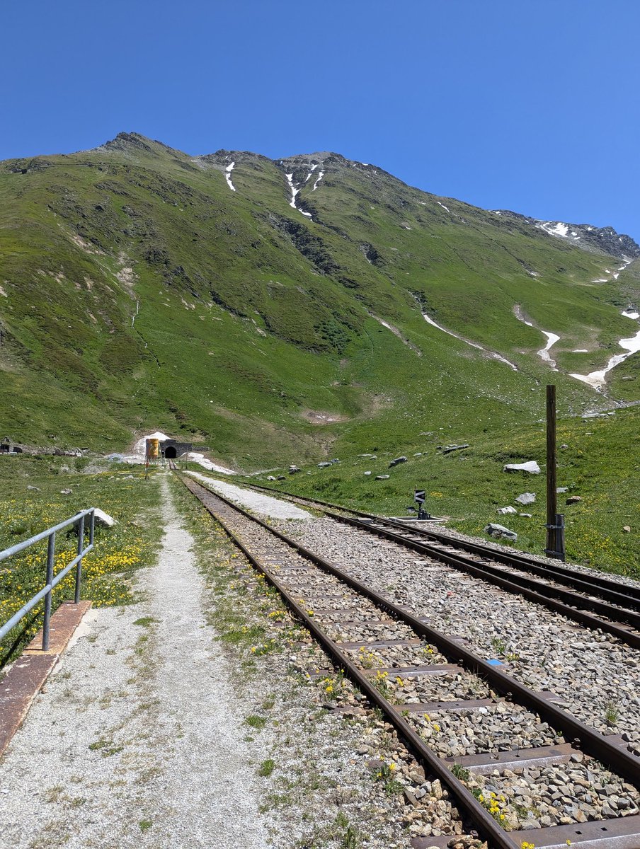 rail_arri's tweet photo. La línea de vapor va de #Oberwald hasta #Realp y es parte de la antigua línea Furka Oberalp Bahn.
☃️❄️ Este tramo, que pasaba más tiempo cerrado que abierto debido a la nieve y al peligro de avalanchas, fue cerrado en 1982 al inaugurarse el túnel base de Furka bajo nosotros. https://t.co/hjVGY7CKFs