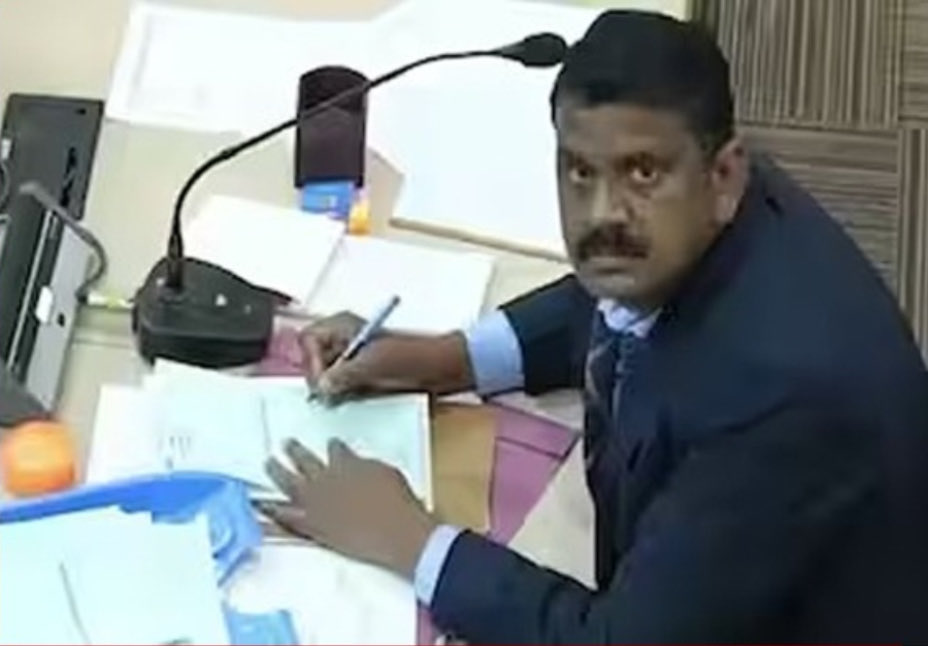 Prakash Raj (@prakashraaj) on Twitter photo тБж<a href="/ECISVEEP/">Election Commission of India</a>тБй .. Here are some visuals .. from CCTV s тАж hope you understand its RELEVANCE and why they are IMPORTANT.. #justasking #VoteChori тБж<a href="/ECISVEEP/">Election Commission of India</a>тБй .. Here are some visuals .. from CCTV s тАж hope you understand its RELEVANCE and why they are IMPORTANT.. #justasking #VoteChori