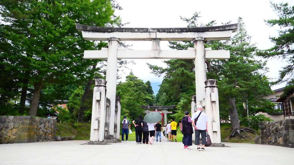 ichiro_matrix's tweet image. ・・
乳頭温泉から3時間のドライブ
『岩木山神社』へ

青森県　岩木山
富士山にも似た
連峰ではなく単独に聳える岩木山の
麓に『岩木山神社』があります
大鳥居から天気が良ければ
本殿の上に岩木山の頂が見える
神々しい構図に
ただただ感動するばかり

末社の白雲龍神社、稲荷神社にもお参りし…