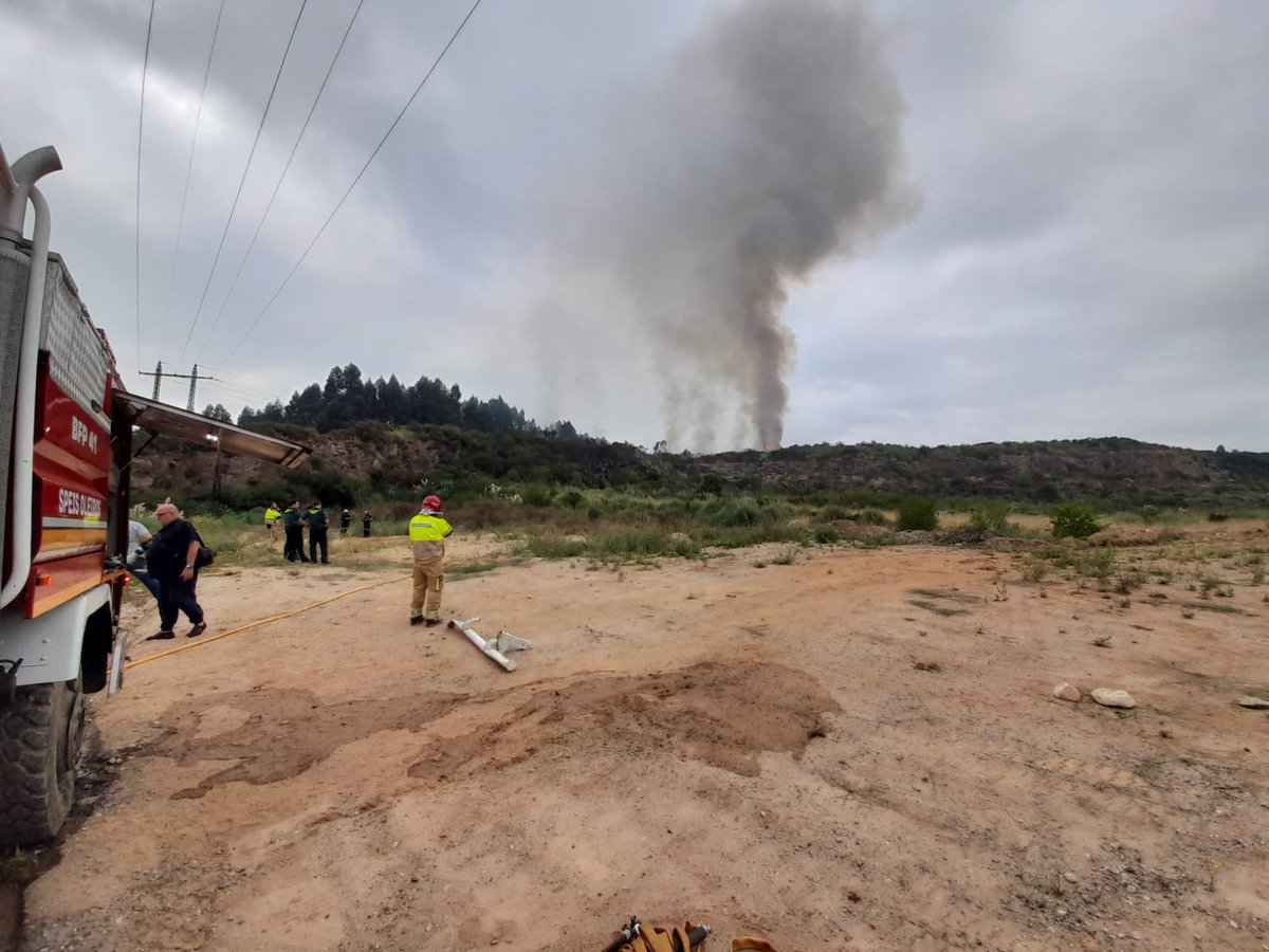 🚨🚨 O Servizo Municipal de Emerxencias está a actuar en Culleredo,  nun incendio forestal con casas próximas.