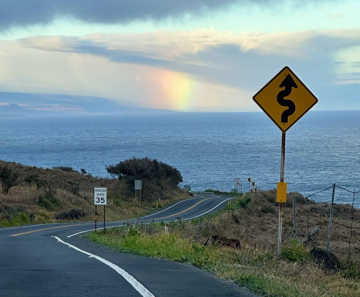 Took long way home around bottom of Big Island from Kona to Hilo and was rewarded with this view … my kid picked a beautiful place to go to University 🌈