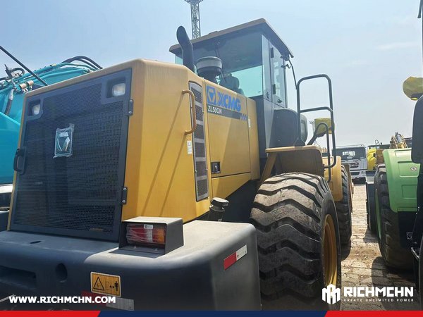 richmchn's tweet image. #MachineryExport
🚢 RICHMCHN delivered heavy hitters to Algeria 🇩🇿!
One XCMG ZL50GN wheel loader 🚜 (5t load, 3m³ bucket) + one XCMG XP263 road roller 🛣️ (26t, strong climbing).
Ready to power local projects with strength &amp;amp; efficiency 💪.
#XCMG #wheelloader #roadroller #Algeria