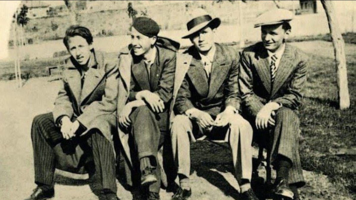 CivankV's tweet photo. Dört kişi parkta çektirmişiz 
Ben, Orhan, Oktay bir de Şinasi
Anlaşılan sonbahar 
Kimimiz paltolu, kimimiz ceketli 
Yapraksız arkamızdaki ağaçlar
Babası ölmemiş daha Oktay'ın,
Ben bıyıksızım,
Orhan, Süleyman Efendiyi tanımamış. https://t.co/1yVsEm6lKx