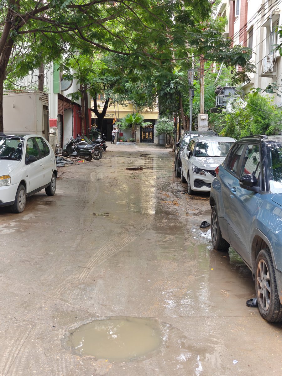 RCitizen43989's tweet photo. @GHMCOnline 
📍 Road 52, Ayyappa Society, Madhapur, Hyderabad – 500081, Plot 1033
🚨 Open manhole with sewage overflow since yesterday. Entire street stinking &amp; unhygienic. Immediate action needed! https://t.co/BWTf07puFH