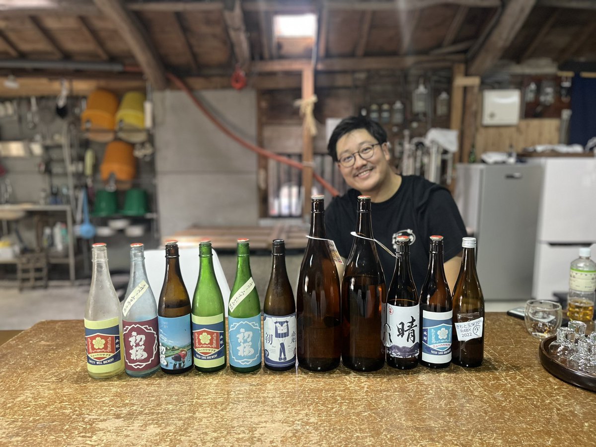 marimarimo125's tweet photo. ニューハツサクラ、生酛太郎のテイスティング。地下4メートルの井戸水は硬度43とやわらかく、ゆっくり佐瀬式のふねで搾ったお酒は飲み疲れしない心地良さ。フレッシュなものから7年生熟成のカカオ感のあるお酒まで、様々なタイプのお酒をテイスティングしました。軸は"味わい系のお酒"であり身体がリラックスできるそんなお酒。
常温でこの生酛太郎をだらだらと飲むのが最近のお気に入りだったので、蔵見学に行くことができて良かったです。太郎さん(6代目)もお父さん、お母さんもとてもやわらかい人柄でお酒そのものでした。