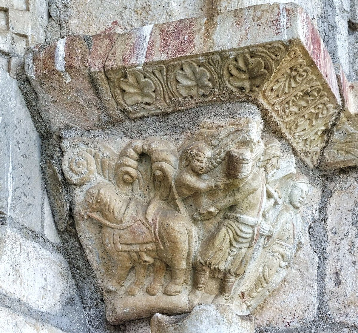 RomanicoEspana's tweet photo. Hoy 18 de agosto se celebra a Santa Elena, madre del Emperador Constantino y cuya figura va siempre unida a la Exaltación de la Vera Cruz por su peregrinación a Tierra Santa en busca de la Cruz de Cristo.
Aquí la tenemos representada en la portada de la iglesia de Valcabrère https://t.co/PzV3WwodwL