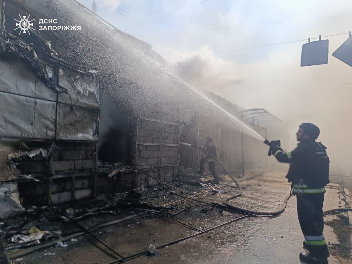 ❗️ Ворог атакував Запоріжжя. За даними ОВА, наразі відомо про 6 поранених, із них двоє у тяжкому стані ушпиталені до медичних закладів. Пошкоджені житлові будинки, будівлі підприємства, торгові приміщення, частково зруйновано зупиночний комплекс: rubryka.com/2025/08/18/bal…

Фото: