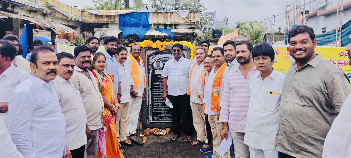 aar_here's tweet image. అమలాపురం పట్టణం చేపల మార్కెట్ లో నూతనంగా 34 లక్షలతో నిర్మించబోయే షెడ్డు ఆధునీకరణ పనులకు శంకుస్థాపన చేయటం జరిగింది 

#fishmarket #sankushapana
#IdhiManchiPrabhutvam
#ChandrababuNaidu #PawanKalyan #NaraLokesh
#AndhraPradesh
#amalapuram #DrBRAmbedkarKonaseema