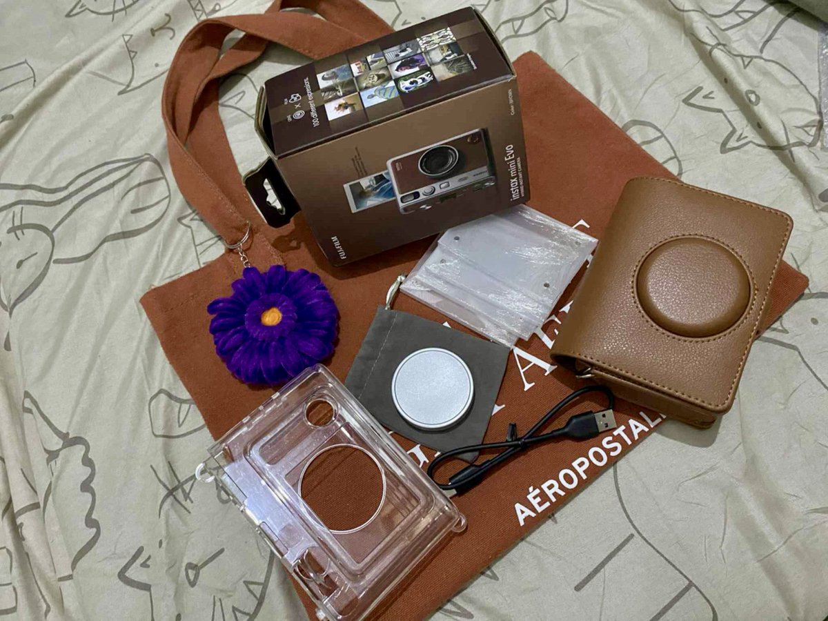 aseulclaims's tweet photo. wts lfb ph only 

instax mini evo (₱12,000) 🤎📸

— discounted price if payo
— 2 months old (good as new) 
— complete inclusions (see thread for the itemized list)
— open for meetup within Naga City | shipping via LBC or J&amp;T 

DM to buy! 

#instaxph #forsaleinstax #instaxfilm https://t.co/pe1LUFuAjS
