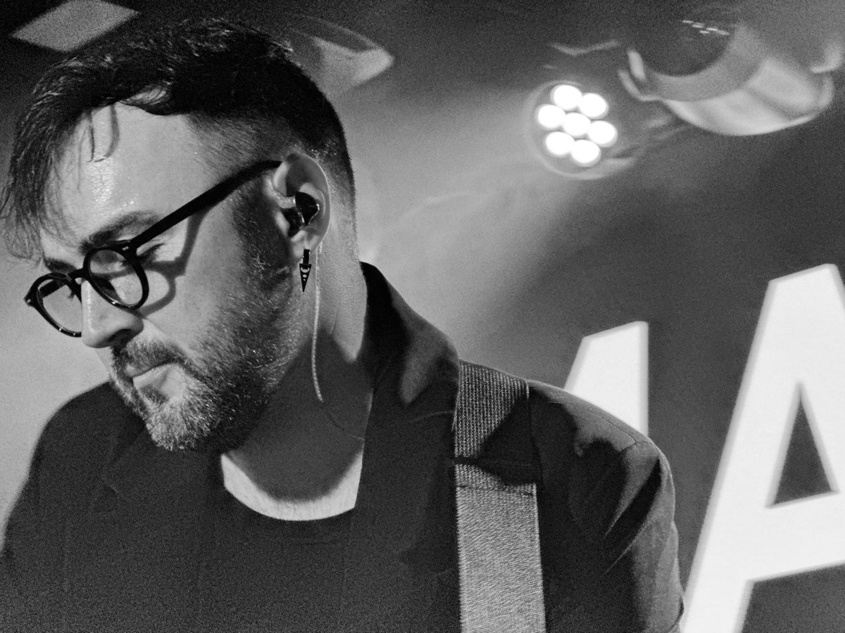 умный человек в очках