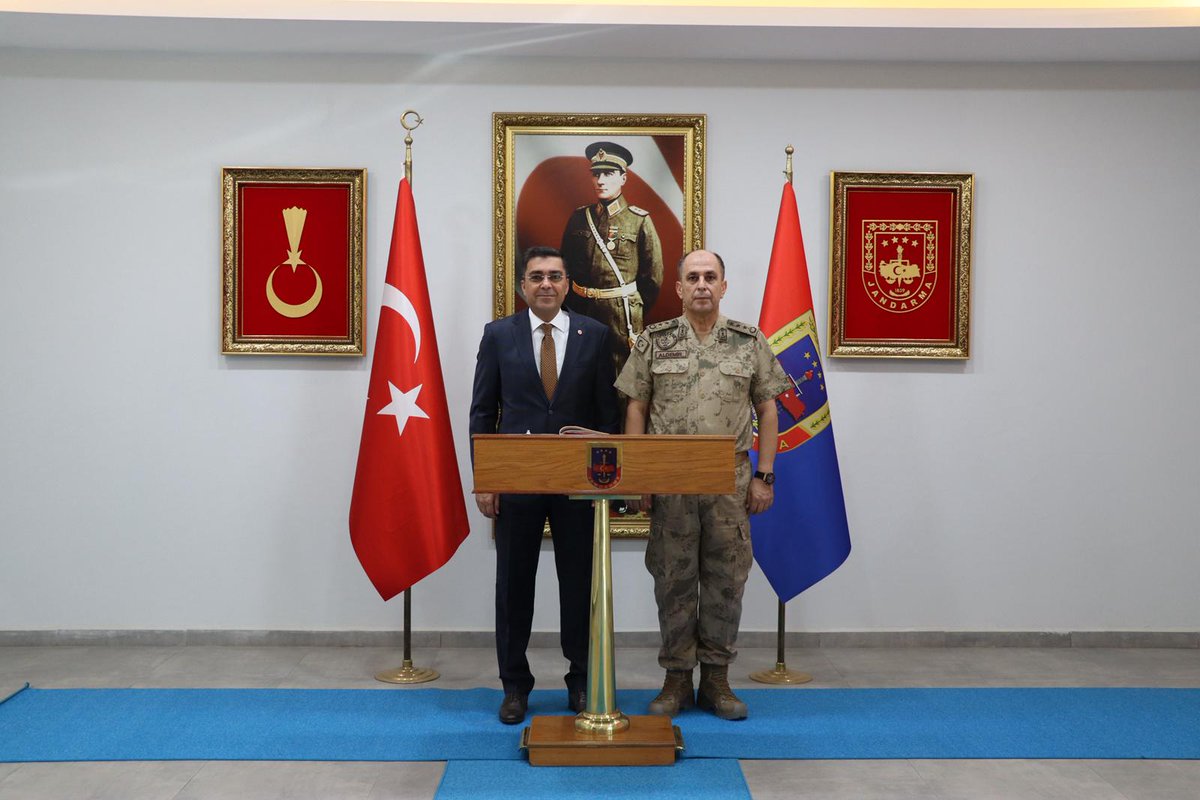 Şanlıurfa İl Jandarma Komutanı olarak atanan Jandarma Albay Sayın Ali Naci Aldemir’e hayırlı olsun ziyaretinde bulunduk.

Nazik kabulleri ve misafirperverliğinden dolayı kendilerine teşekkür ederim. 

#ziyaret
#sanliurfa