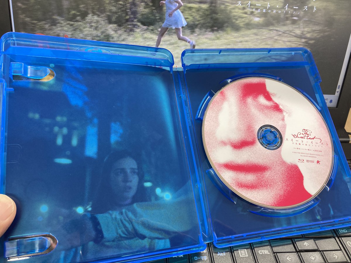 The_Sweet_East's tweet photo. 9/3Blu-ray発売！
初回限定インナーデザインジャケ！
町山智浩さんの細か過ぎる深掘り解説動画も収録！
#スイート・イースト ＃タリア・ライダー https://t.co/CQud03QyfF