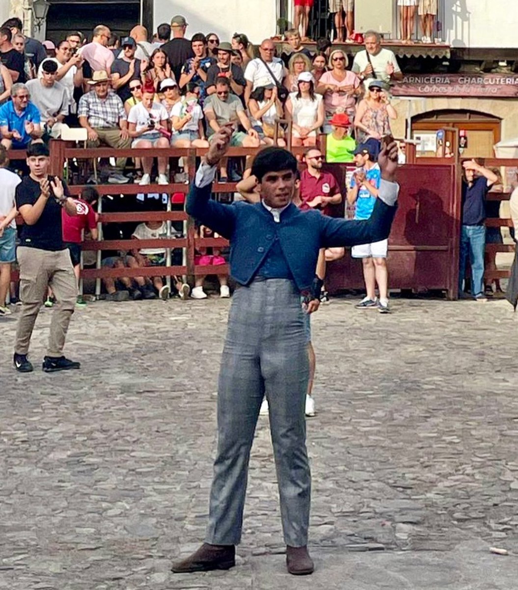 🤟🏻 ¡Puerta grande de Esteban Molina en la localidad salamantina de La Alberca!

🔝 La afición castellanoleonesa fue testigo de una faena llena de ambición y quietud, que fue premiada con las dos orejas.