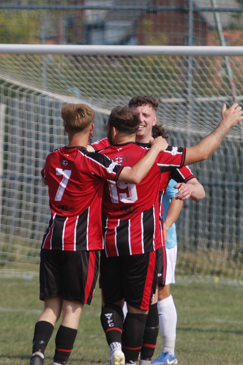 WarminsterTnFC's tweet photo. Get yourself someone who looks at you the way Walt’s looks at Pinds😆🔴⚫️ #FollowWarmyAway #3PointSaturdays https://t.co/IAgzTUhHDr