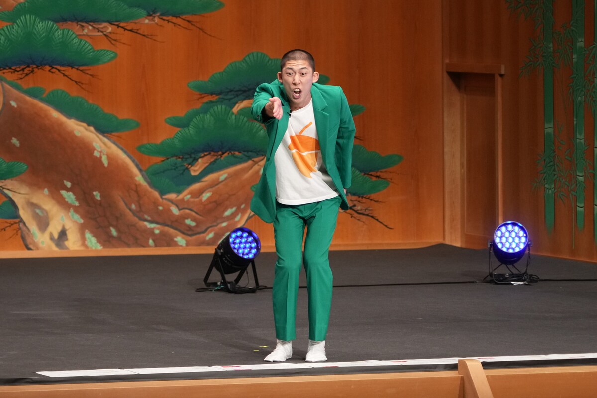 owarai_natalie's tweet photo. トム・ブラウンの不可解な言動をきつねが指摘　お盆にどんぐりたけし“復活”（イベントレポート）
https://t.co/rvIMPpsYc2

#トムブラウンANNP https://t.co/L4E433HwPo