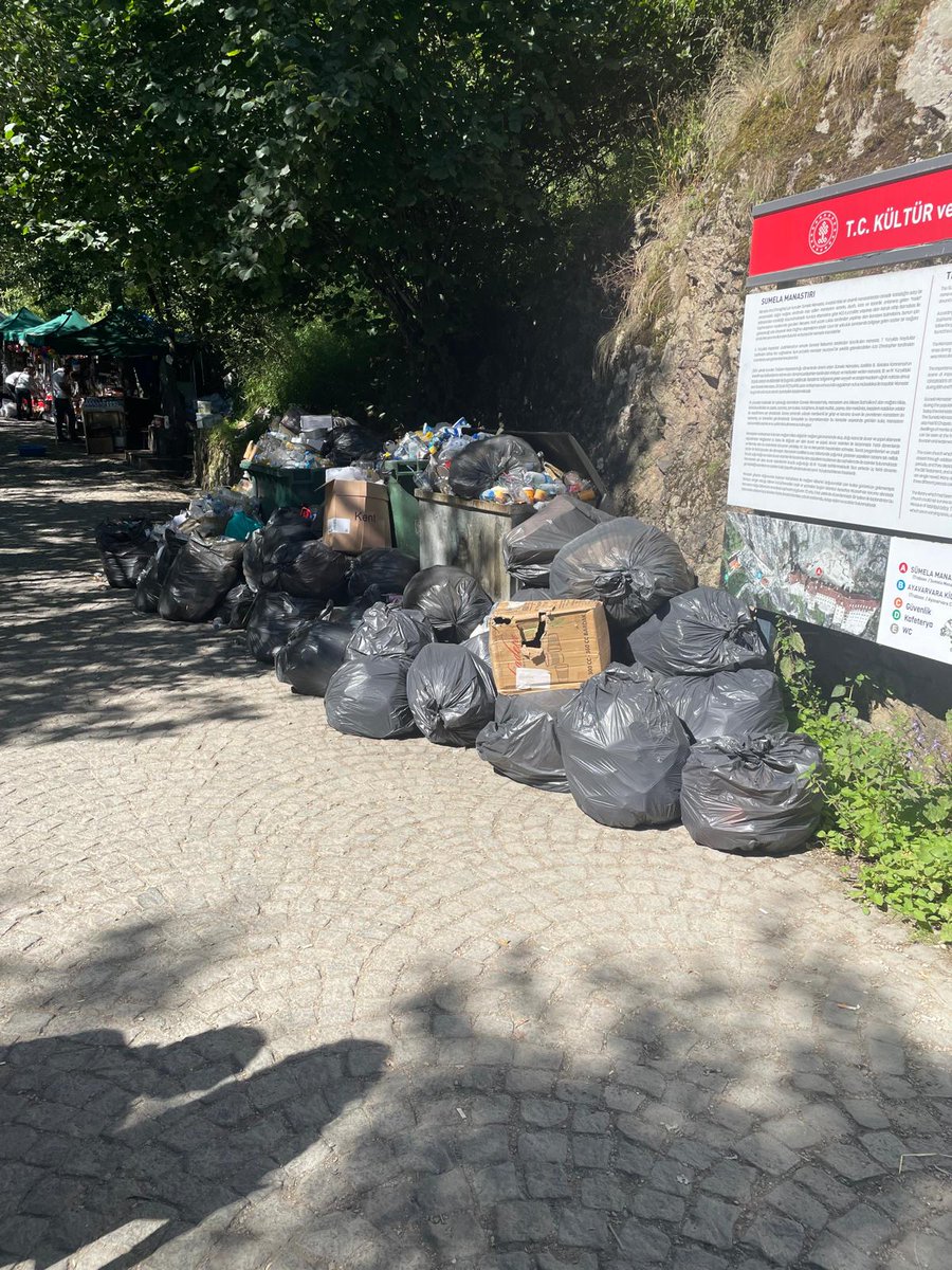 elesa1's tweet photo. Sümela Manastırının hali. Her gün yüzlerce turistin ziyaret ettiği manastırın tüm yolu çöp dolu. 
#maçkabelediyesi
#trabzonbelediyesi
#dkmp
#ortahisarbelediyesi
#çevreşehircilikbakanlığı https://t.co/plLASzMgtL