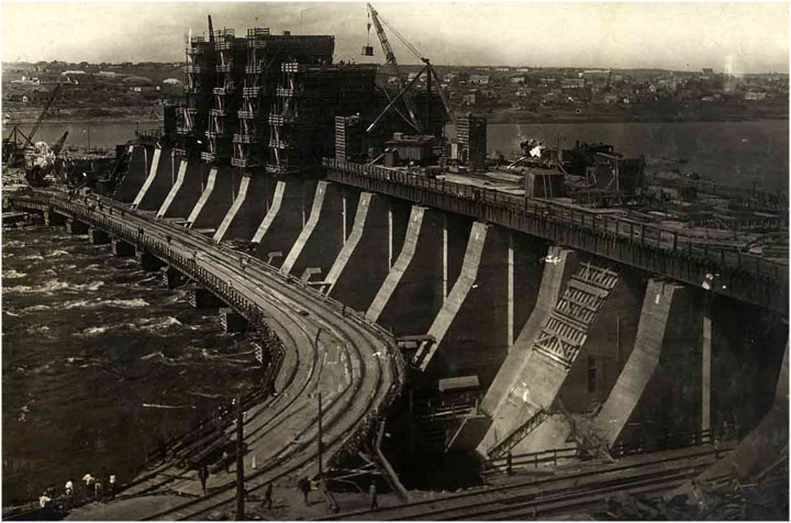 Le 18 aout 1941, la plus grosse bourde de l'armée soviétique (et pourtant elle en a cumulé pas mal). Destruction de la centrale  hydroélectrique du Dniepr. Le souci, c'est qu'environ 100000 soviétiques, civils et militaires pas prévenus vont mourir noyés contre 1500 allemands.