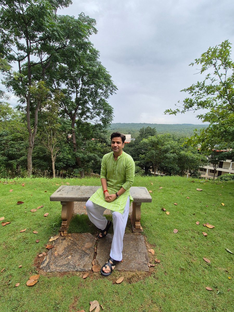 Kunal Kapur (@chefkunalkapur) on Twitter photo So grateful to get the opportunity to meet Sri Sri Ravi Shankar ji ЁЯЩПтЬи
A day filled with calmness, serenity, and self-reflection ЁЯМ┐
Truly a beautiful and unreal experience ЁЯТл
<a href="/OfficeOfGurudev/">Office Of Gurudev</a> <a href="/ArtofLiving/">The Art of Living</a> #chefKunal #SriSriRaviShankar #Peaceful #MondayMorning So grateful to get the opportunity to meet Sri Sri Ravi Shankar ji ЁЯЩПтЬи
A day filled with calmness, serenity, and self-reflection ЁЯМ┐
Truly a beautiful and unreal experience ЁЯТл
<a href="/OfficeOfGurudev/">Office Of Gurudev</a> <a href="/ArtofLiving/">The Art of Living</a> #chefKunal #SriSriRaviShankar #Peaceful #MondayMorning
