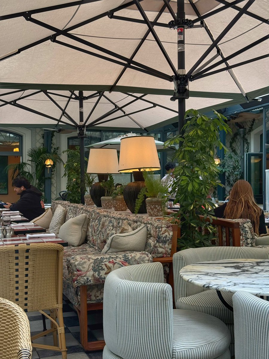 Maedeekarimian's tweet image. سیزده سال پیش که باهاش آشنا شدم کارش بازرگانی بود.
یه روز اومد خونه و گفت: «رفتم فنی‌وحرفه‌ای، کلاس آشپزی ثبت‌نام کردم.»
با خنده و تعجب گفتم: «وا چرا؟»
گفت: «آخه از بچگی عاشق آشپزی بودم.»
منم گفتم: «اگه دوست داری، چرا که نه، امتحانش کن.» ادامه 👇🏻