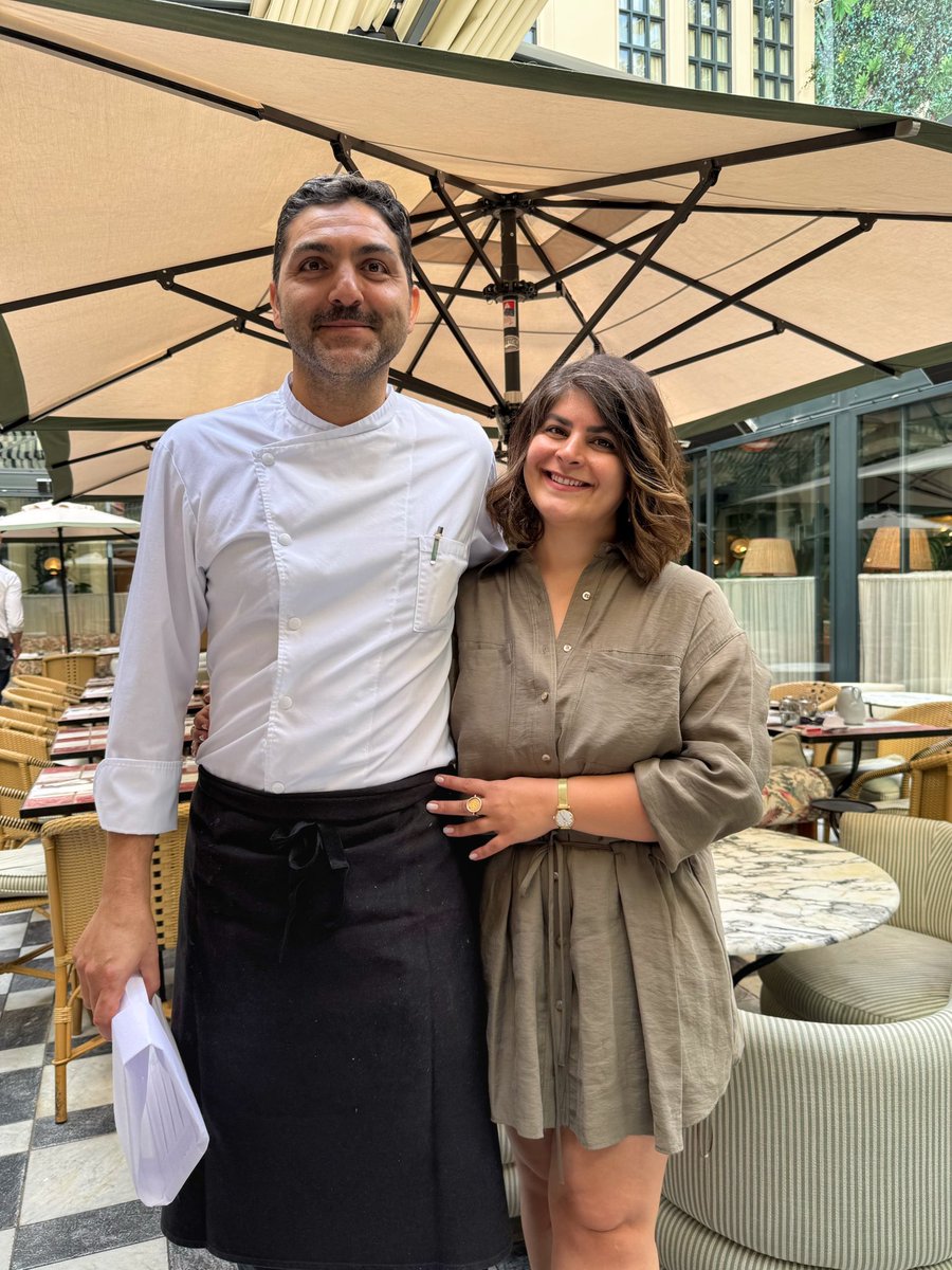 Maedeekarimian's tweet image. سیزده سال پیش که باهاش آشنا شدم کارش بازرگانی بود.
یه روز اومد خونه و گفت: «رفتم فنی‌وحرفه‌ای، کلاس آشپزی ثبت‌نام کردم.»
با خنده و تعجب گفتم: «وا چرا؟»
گفت: «آخه از بچگی عاشق آشپزی بودم.»
منم گفتم: «اگه دوست داری، چرا که نه، امتحانش کن.» ادامه 👇🏻