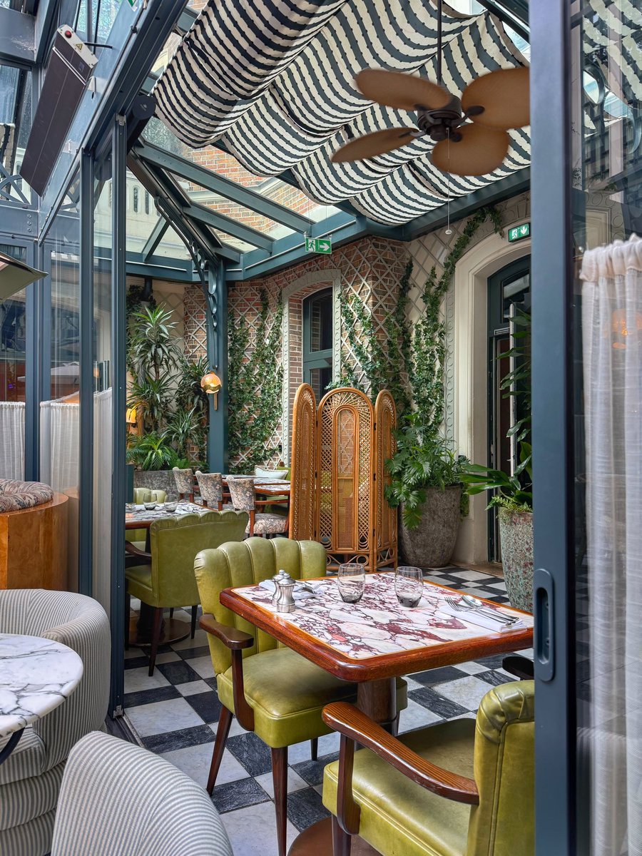 Maedeekarimian's tweet image. سیزده سال پیش که باهاش آشنا شدم کارش بازرگانی بود.
یه روز اومد خونه و گفت: «رفتم فنی‌وحرفه‌ای، کلاس آشپزی ثبت‌نام کردم.»
با خنده و تعجب گفتم: «وا چرا؟»
گفت: «آخه از بچگی عاشق آشپزی بودم.»
منم گفتم: «اگه دوست داری، چرا که نه، امتحانش کن.» ادامه 👇🏻