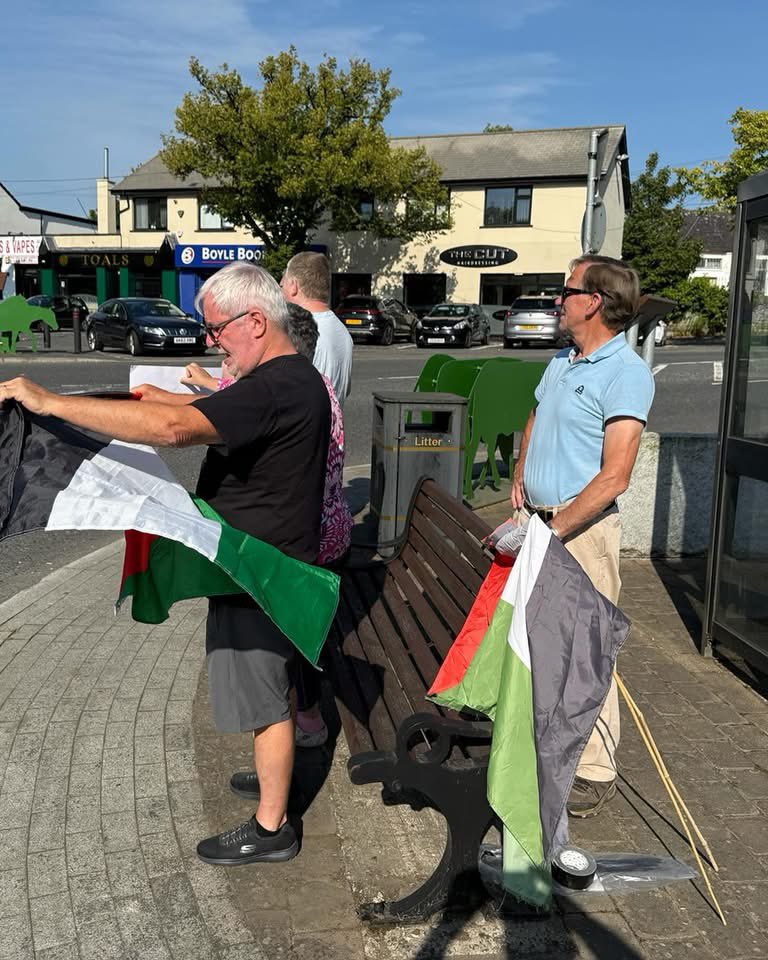 PocFada's tweet image. Proud to be in Camloch this morning to greet the team of cyclists on the Dublin to Belfast journey in solidarity with the people of Gaza. 

Ádh mór as you continue your cycle 

#PalestinianLivesMatter
#dontstoptalkingaboutpalestine