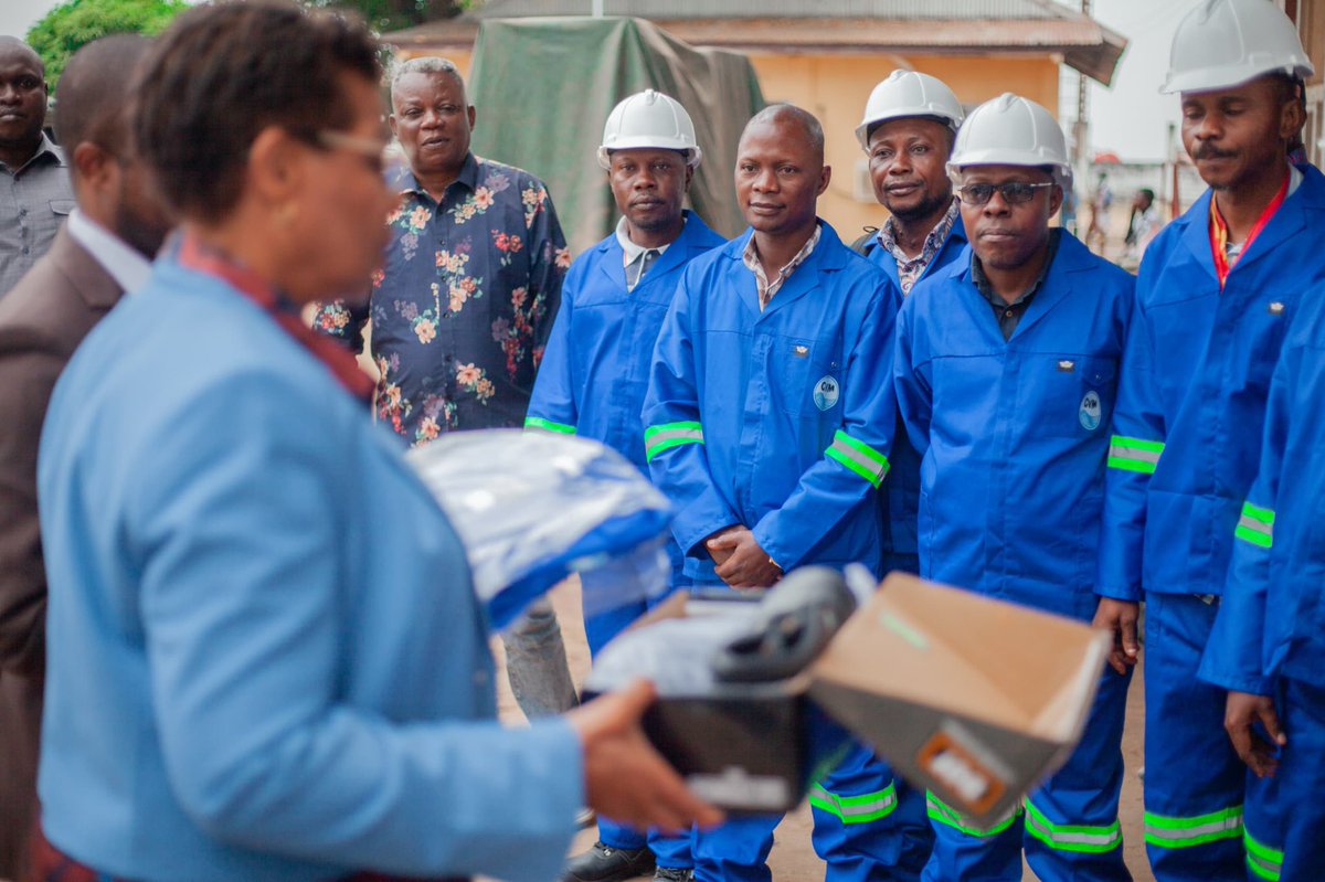 JeanneKawanda's tweet photo. 👷🏽‍♀️ En tant que DG de la CVM, j’ai procédé à la remise officielle des équipements de travail à nos agents

Un geste fort qui valorise chaque acteur de notre chaîne et renforce la sécurité ainsi que la dignité au travail.

À la CVM, le capital humain est notre priorité.

#JBKW #CVM https://t.co/V0ZlqUcZd3