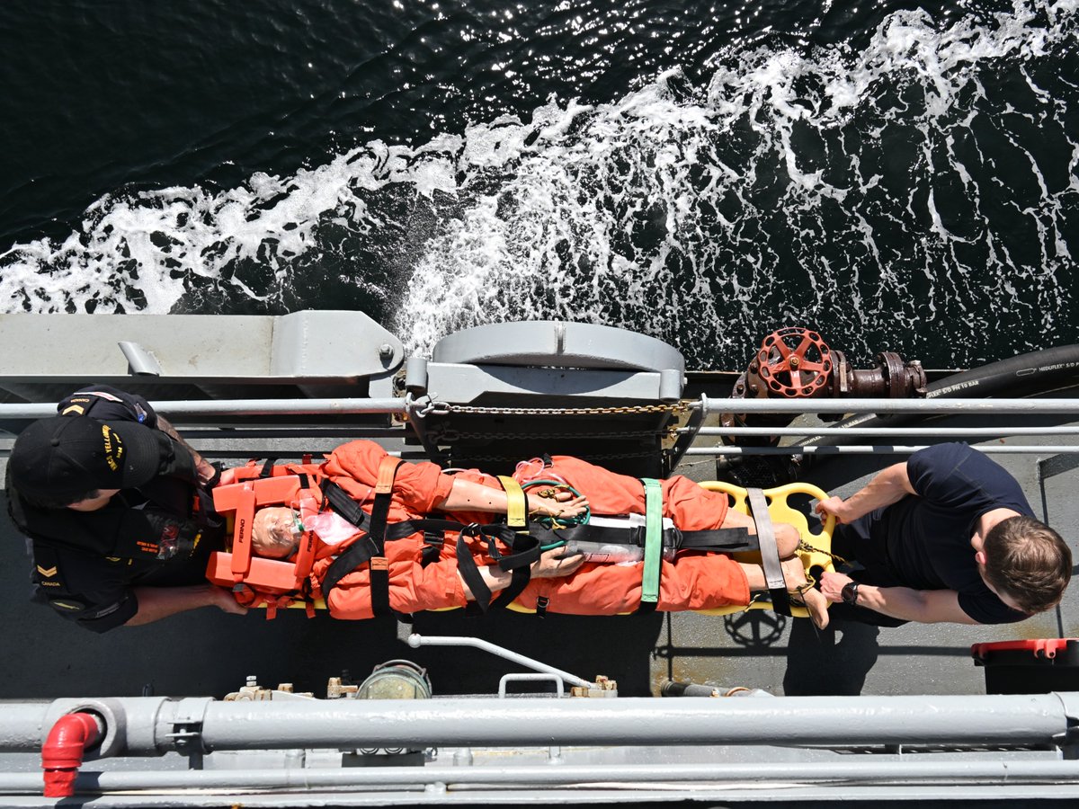#SNMCMG1 flag ship LVNS Virsaitis and HMCS Yellowknife conduct man overboard training in the North Sea recently.

✅ ⛑️ Safe training 
✅ 🏋️ Crew trained efficiently
✅ 🛟 Saved the Sailor

#WeAreNATO