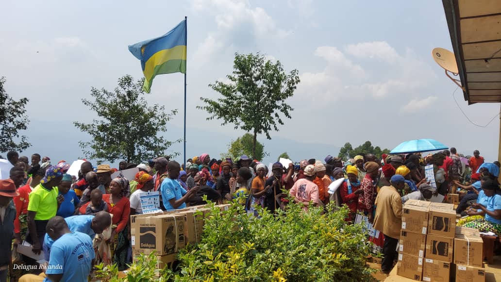DelAguaStoves's tweet photo. Distributions update: Free stove distributions are underway in @Nyamasheke district where 18,446 fuel efficient stoves have been distributed across the district so far. 
This brings the total number of distributions this year to 76,227.
#TubehoNeza #CleanCooking https://t.co/9Ayz47x2N8